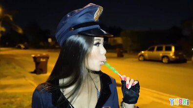 Хрупкая азиатская студентка в костюме ебливой полицейской на Хэллоуин получила самую вкусную конфету